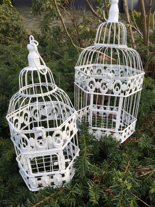 Set mooie 6 kantige wit metalen vogelkooitjes, heel fraai in ontwerp!!